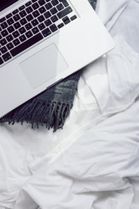 laptop-on-bed